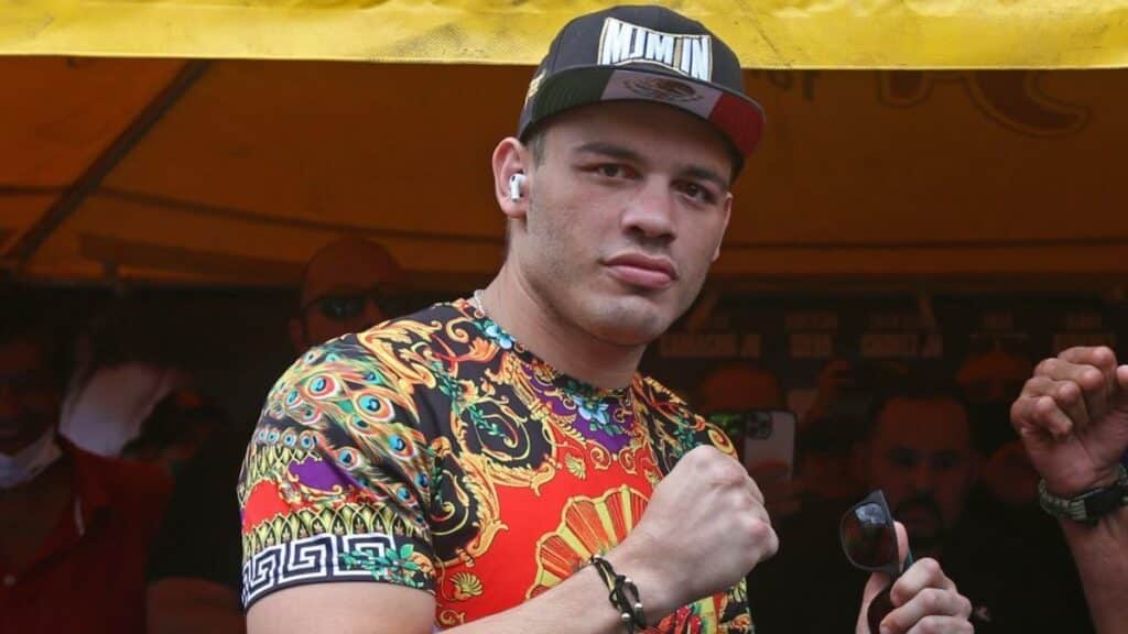 CHAVEZ JR POSA PARA LA FOTO