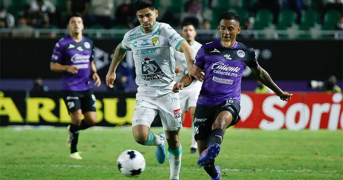 JUGADORES DEL MAZATLÁN FC Y DEL LEÓN SE DISPUTAN UN BALÓN EN UN PARTIDO DE LIGA MX