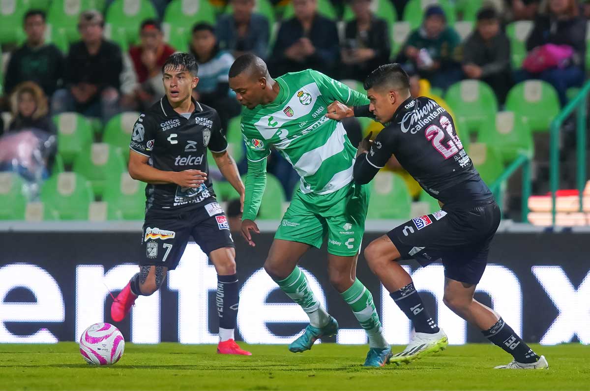 JUGADORES DE SANTOS LEÓN DISPUTAN EL BALÓN