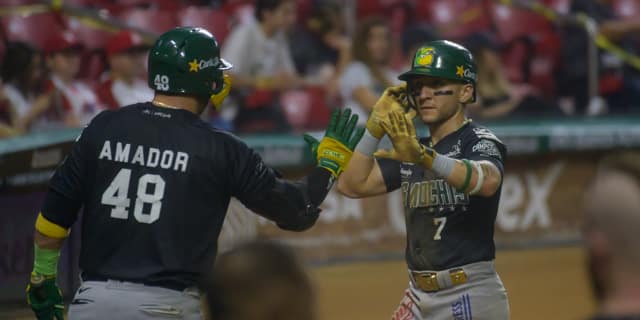 JOSE AMADOR ES FELICITADO POR ISAAC RODRÍGUEZ, AMBIS DE LOS CAÑEROS