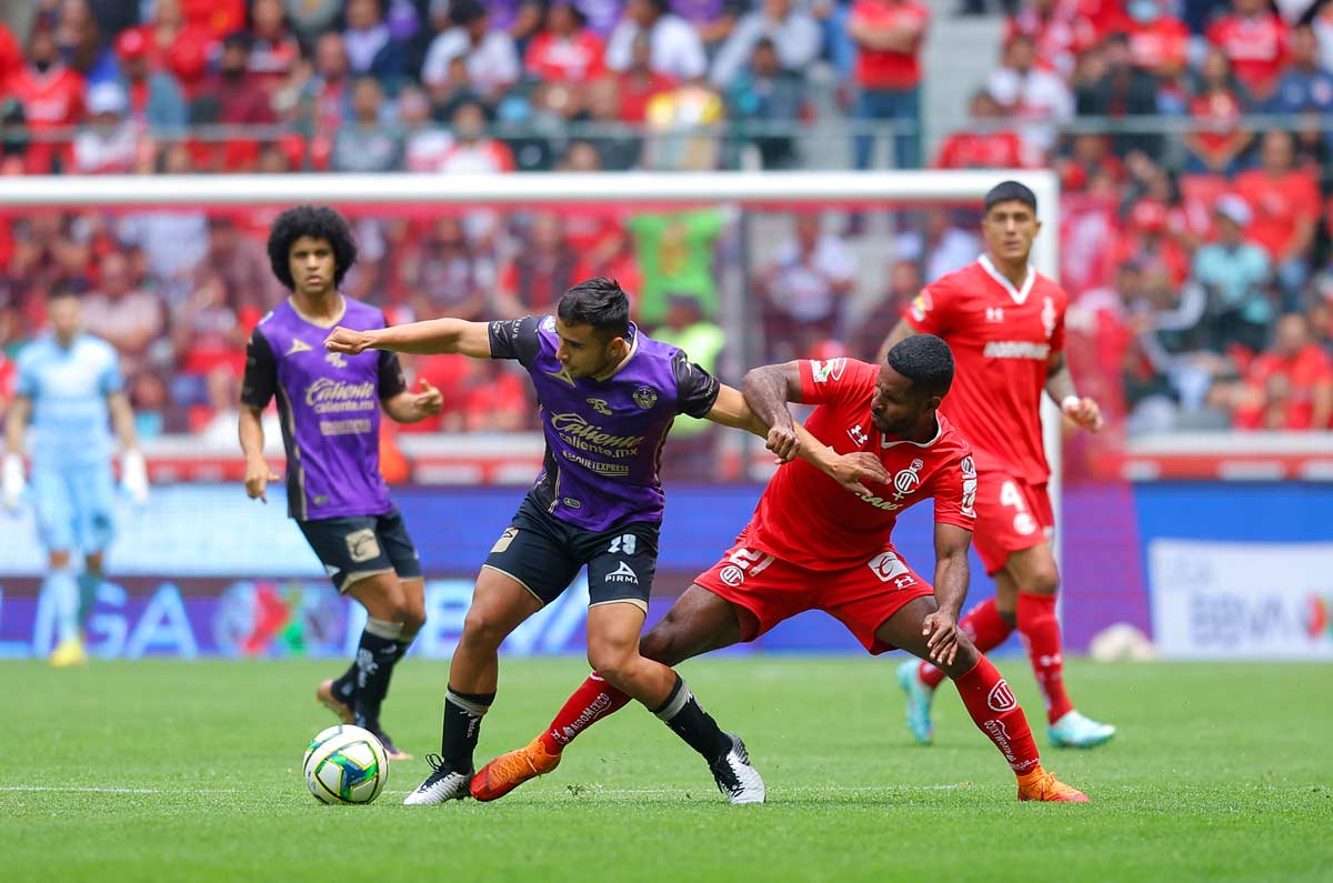 BELLO PELEA EL BALÓN CON FUERZA A LOS JUGADORES DE TOLUCA