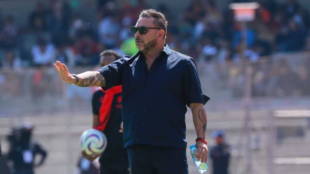ANTONIO MOHAMED PENDENTE DE SU EQUIPO