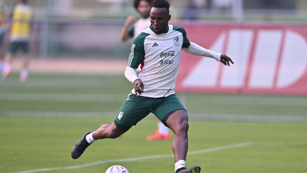 JULIAN QUIÑONES CON LA CAMISA DE MÉXICO