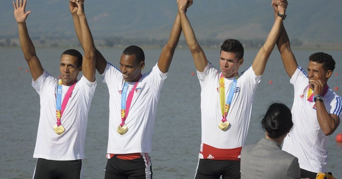 DEPORTISTAS CUBANOS POSAN ON SU MEDALLA.