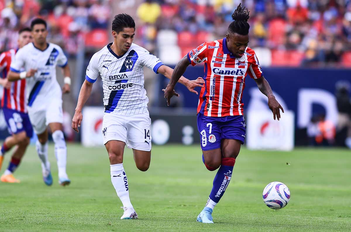 JUGADORES DE SNA LUIS Y MONTERREY DISPUTAN EL BALÓN