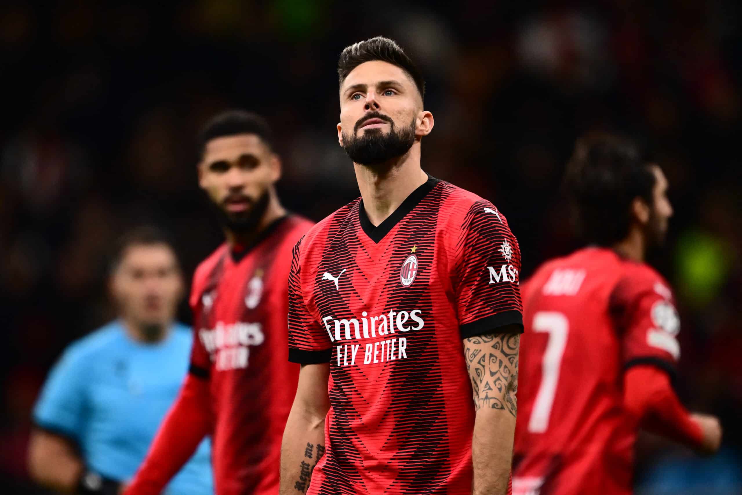 Olivier Giroud se queja en pleno partido de la Champions.