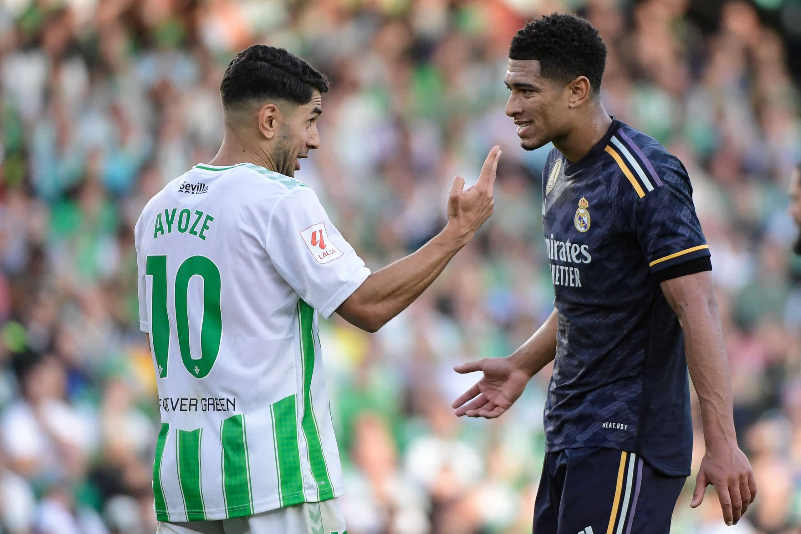 Ayoze Pérez alega con Jude Bellingham del Real Madrid en pleno juego.