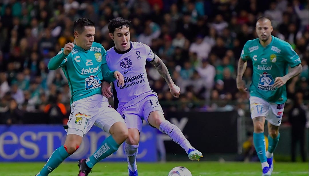 JUGADOR DEL AMÉRICA Y DEL LEÓN SE DISPUTAN EL BALÓN