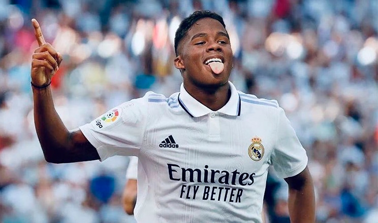 ENDRICK CON LA CAMISA DEL REAL MADRID