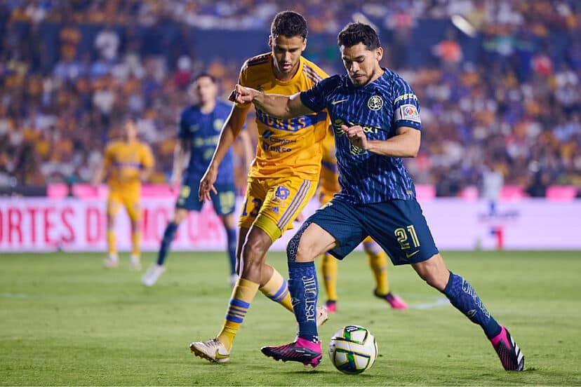 HENRY MARTIN PROTEGE EL BALÓN ANTE EL ZAGUERO FELINO