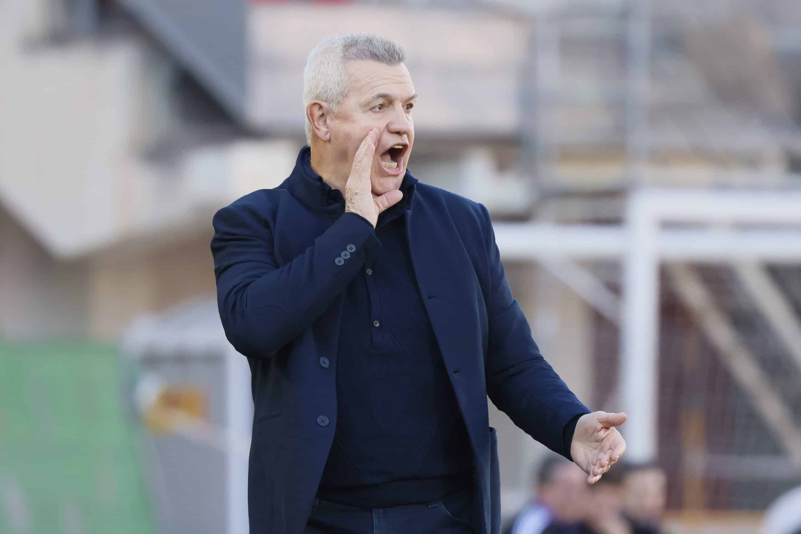 AGUIRRE DANDO INSTRUCCIONES