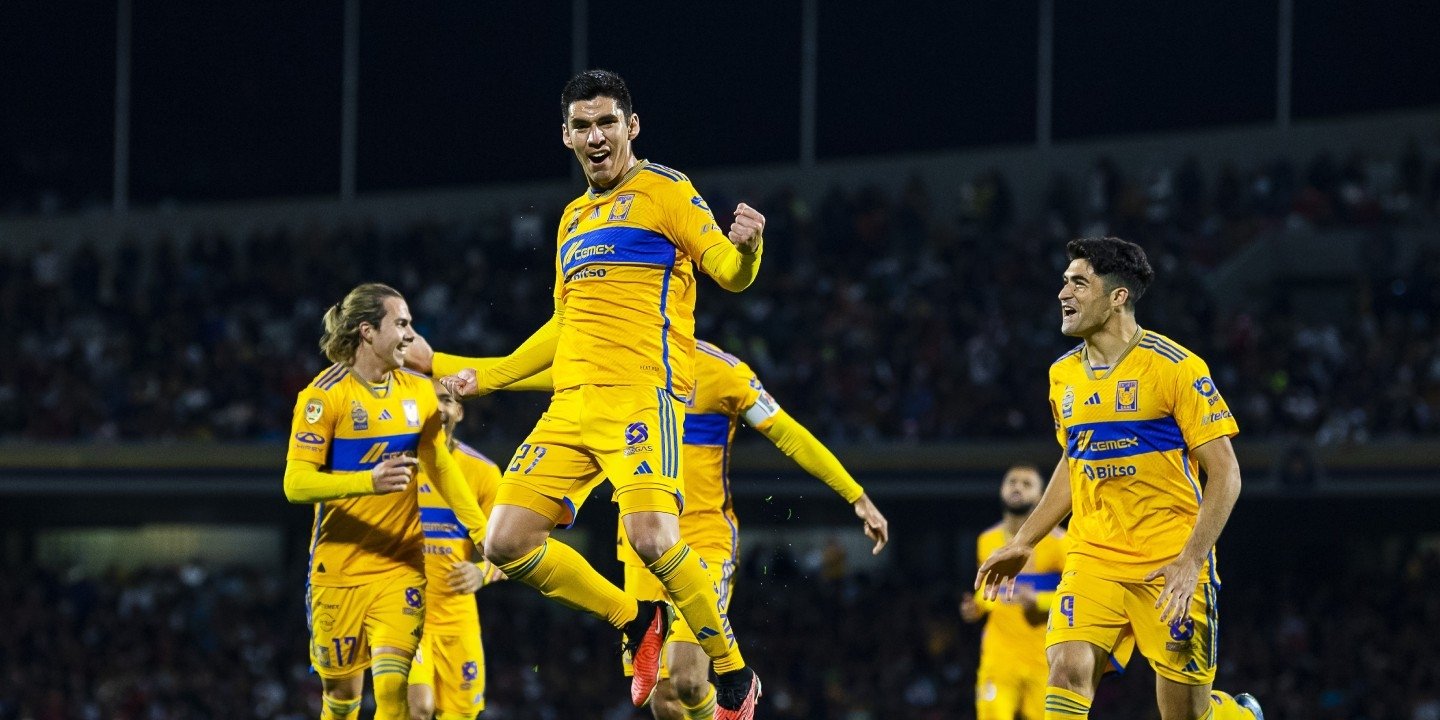TIGRES FESTEJA EL GOL ANTE PUMAS