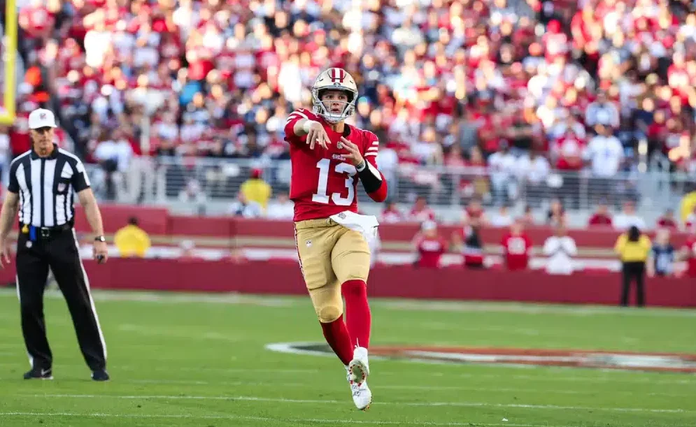 BROCK PURDY, MARISCAL DE CAMPO DE LOS 49ERS LANZA UN PASE EN UN JUEGO