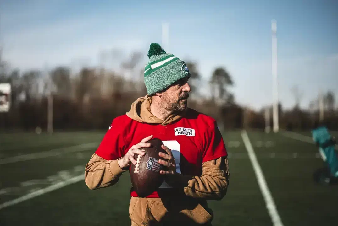 AARON RODGERS DURANTE UN ENTRENAMIENTO DE LOS JETS