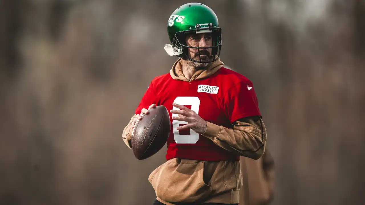AARON RODGERS, MARISCAL DE CAMPO DE LOS JETS, EN UN ENTRENAMIENTO