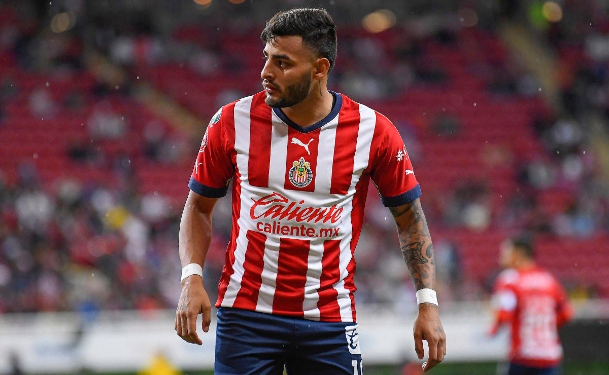 Alexis Vega en partido de Chivas en el Apertura 2023 de la Liga MX.
