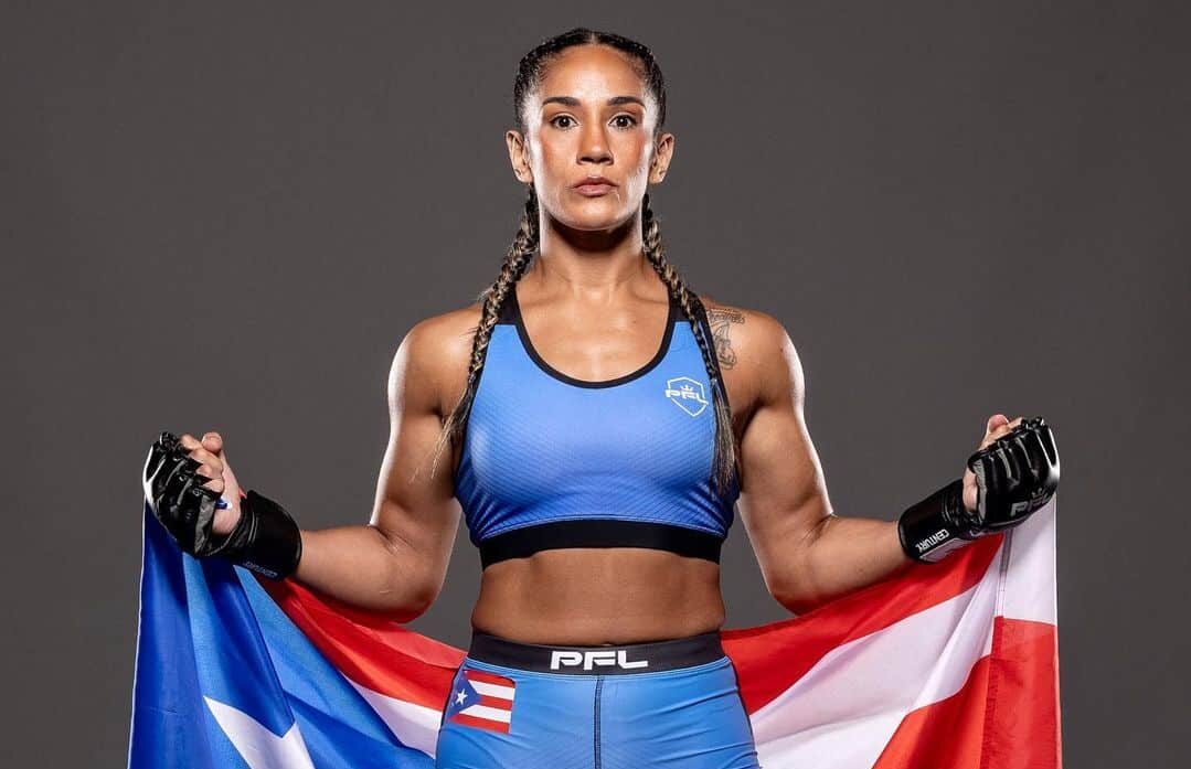AMANDA SERRANO POSA CON LA BANDERA DE PUERTO RICO