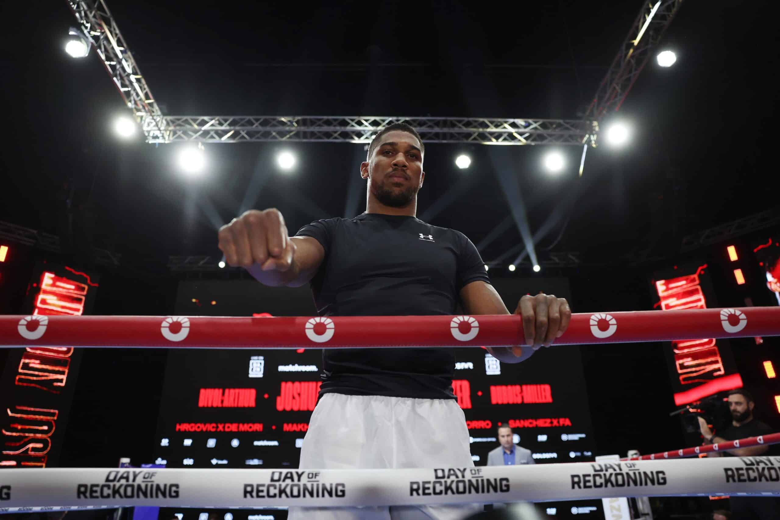 ANTHONY JOSHUA TOMA PARA LA FOTO LUEGO DEL ENTRENAMIENTO PÚBLICO