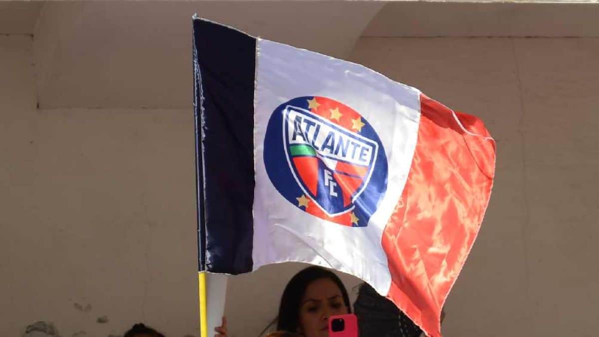 Bandera de Potros del Atlante en juego de la Liga de Expansión MX.