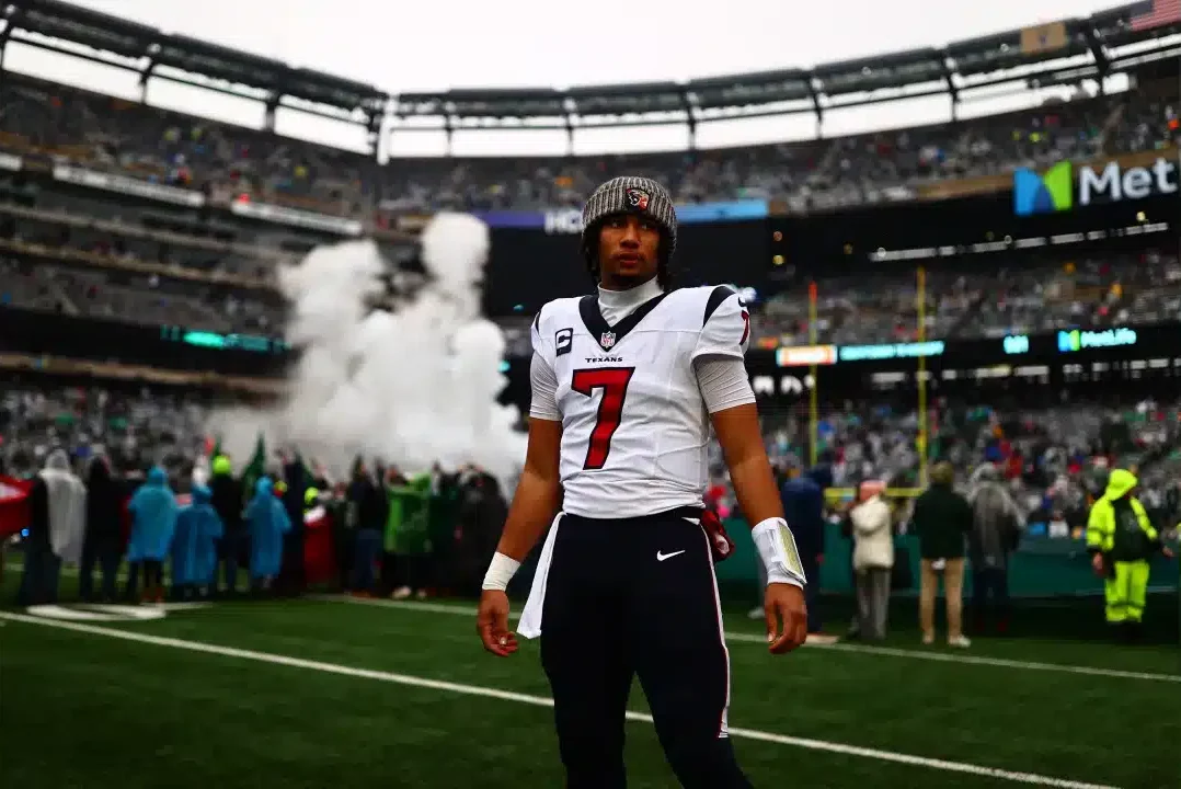 CJ STROUD, MARISCAL DE CAMPO DE LOS TEXANS, ANTES DE UN PARTIDO
