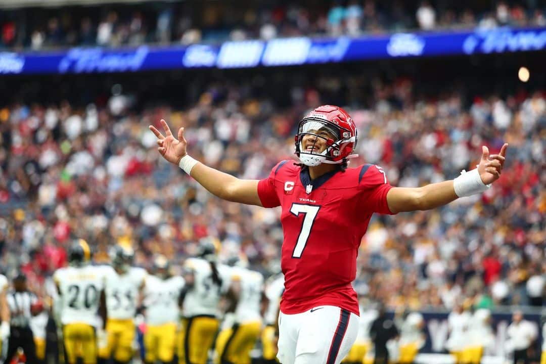 CJ STROUD CELEBRA DURANTE UN PARTIDO DE LOS TEXANS EN LA NFL
