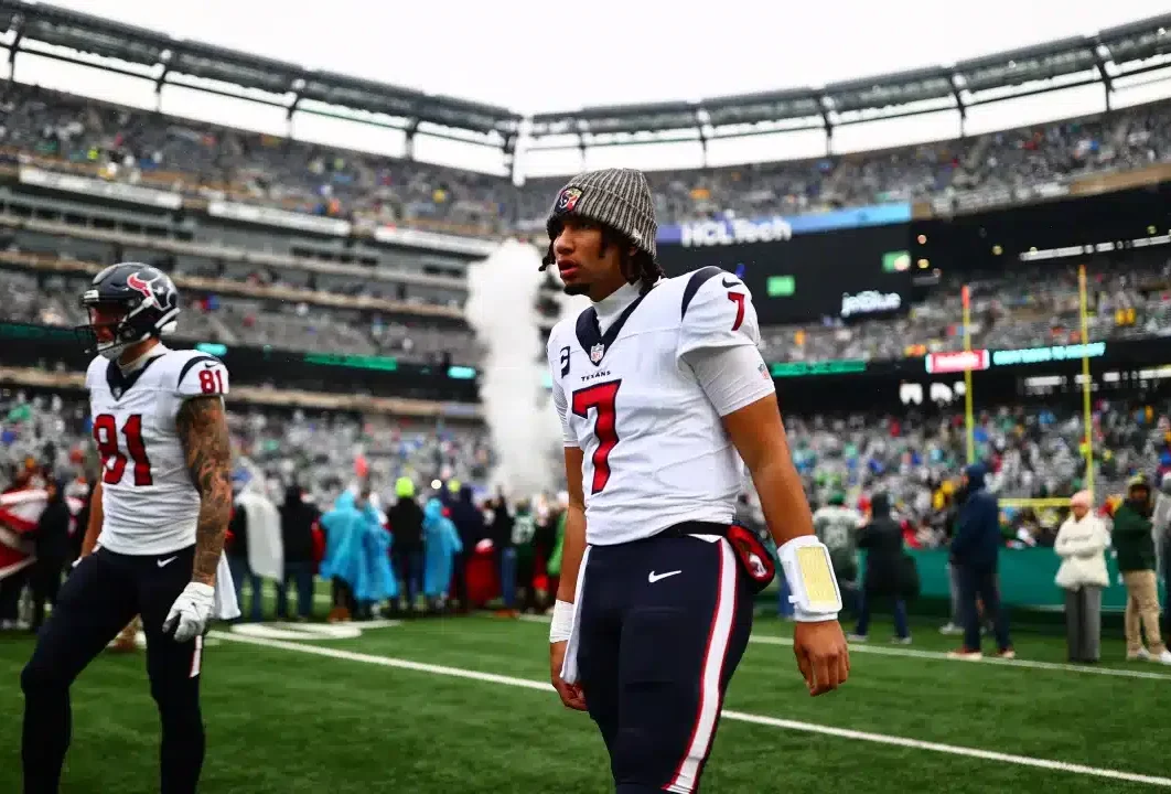 CJ STROUD, MARISCAL DE CAMPO DE LOS TEXANS, ANTES DEL JUEGO CONTRA LOS JETS