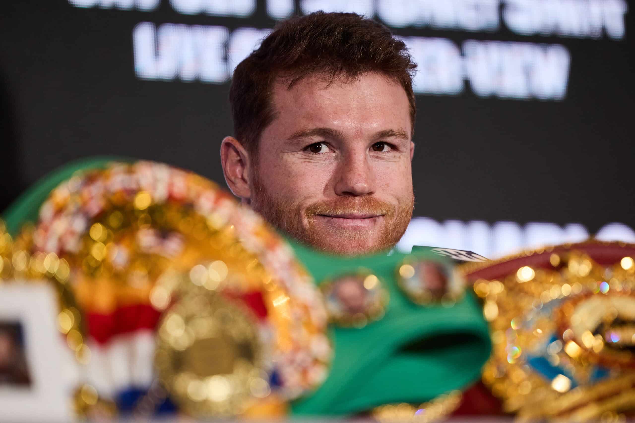 CANELO ÁLVAREZ SONRÍE DURANTE UNA CONFERENCIA DE PRENSA