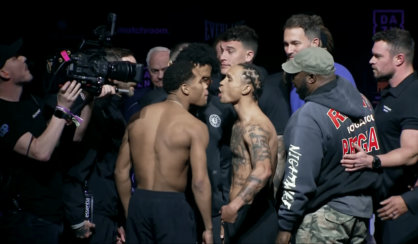 DEVIN HANEY A LA IZQUIERDA Y REGIS PROGRAIS A LA DERECHA, SE INSULTAN LUEGO DEL PESAJE