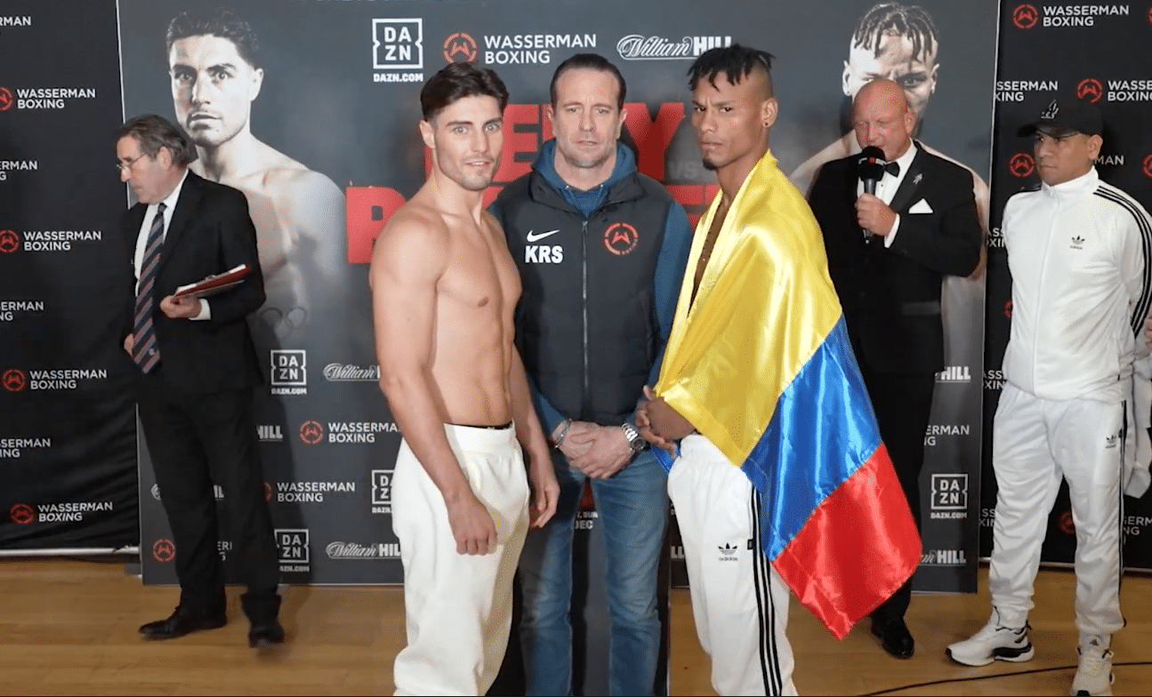 JOSHUA KELLY Y PLÁCIDO RAMÍREZ POSAN PARA LA FOTO TRAS EL PESAJE
