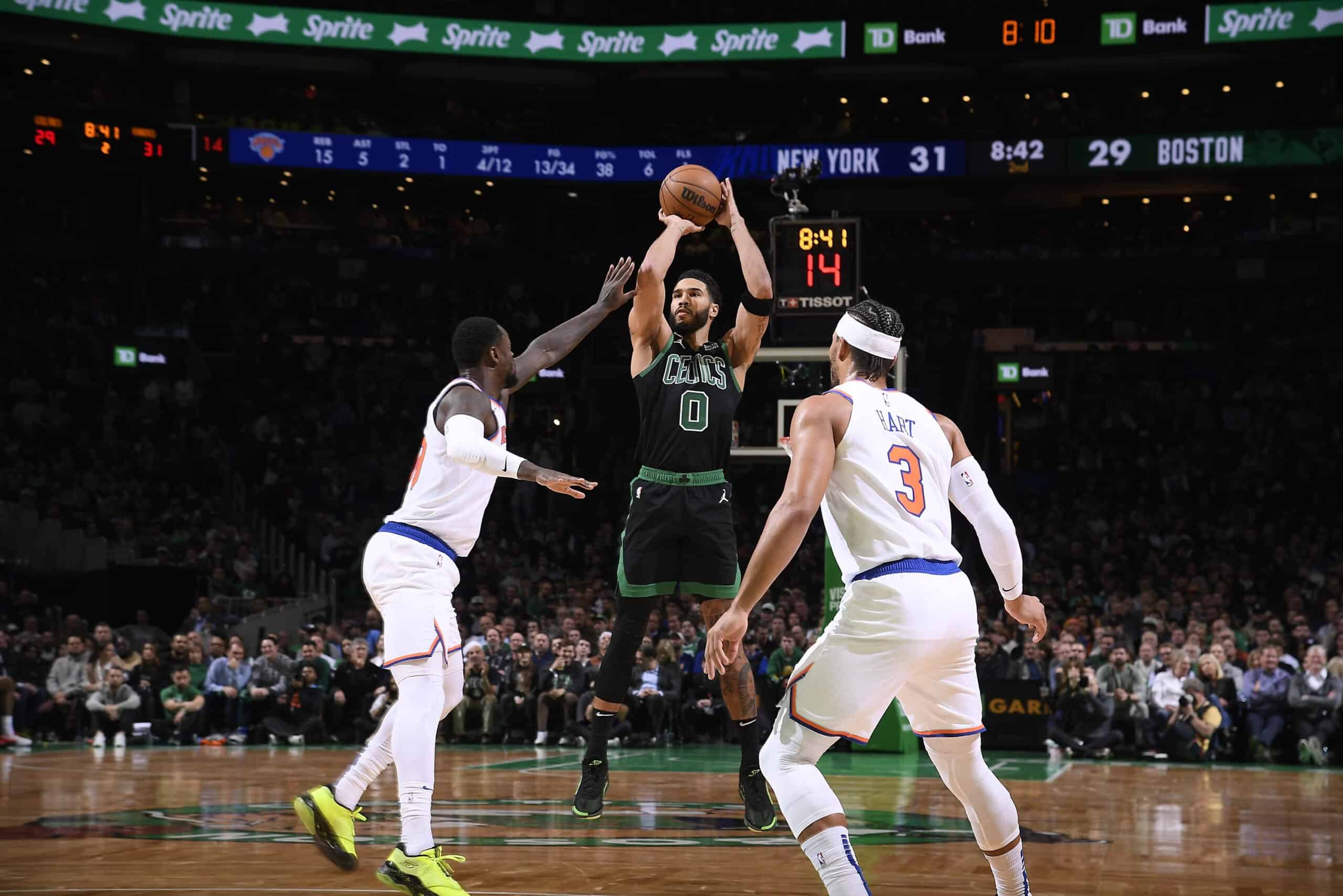 JAYSON TATUM DE LOS CELTICS HACE UN TIRO ANTE LA DEFENSIVA DE LOS KNICKS