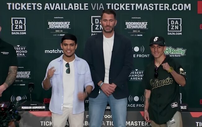 KEVIN GONZÁLEZ Y MURODJON AKHMADALIEV POSAN PARA LA FOTO TRAS LA CONFERENCIA DE PRENSA