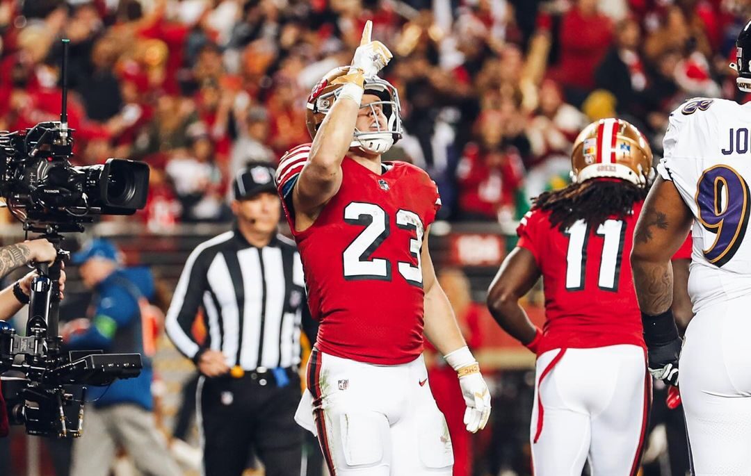 CHRISTIAN MCCAFFREY FESTEJA UNA ANOTACIÓN PARA LOS 49ERS EN LA NFL