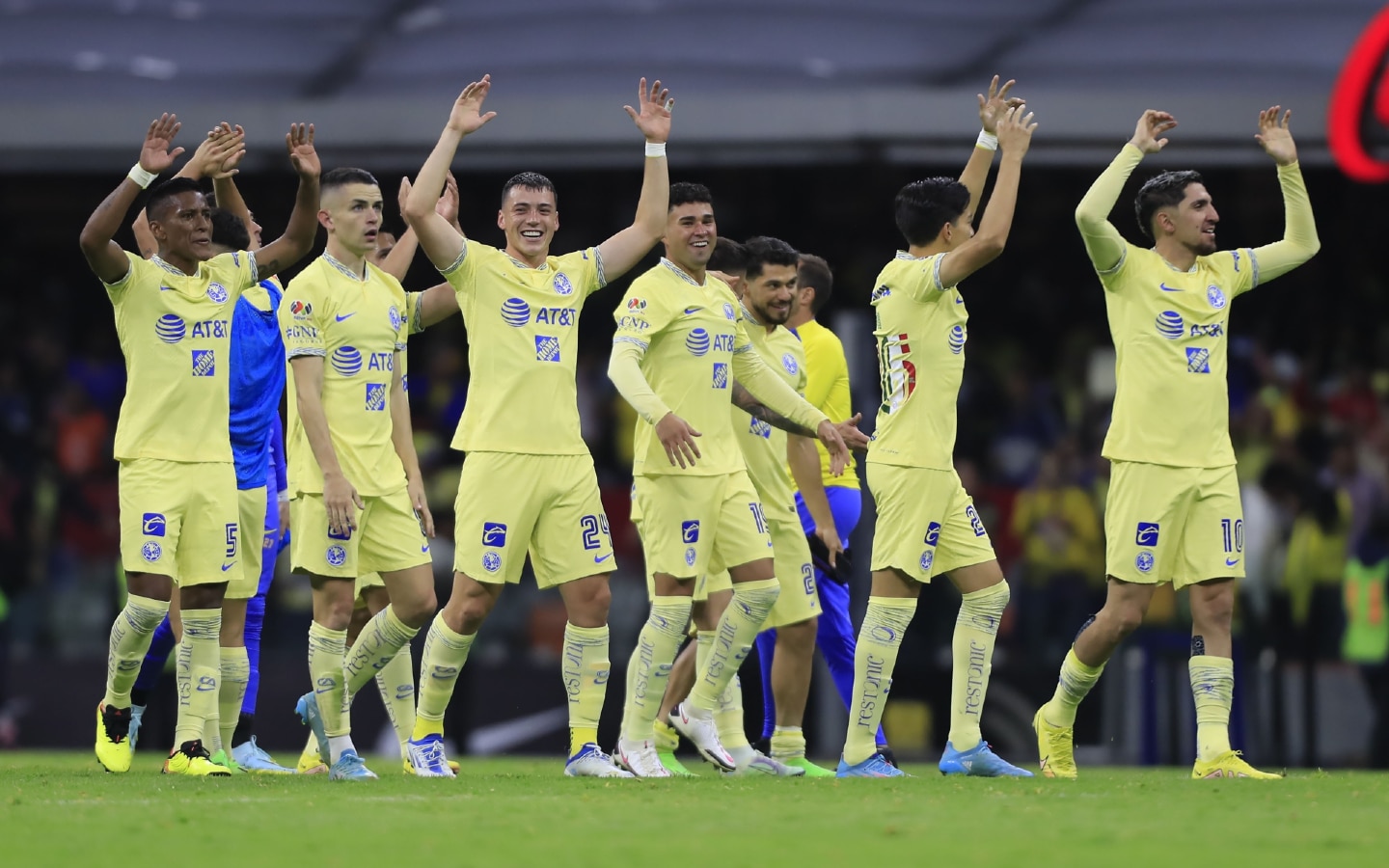 Jugadores del América saludan a la grada en la final del AP2023.