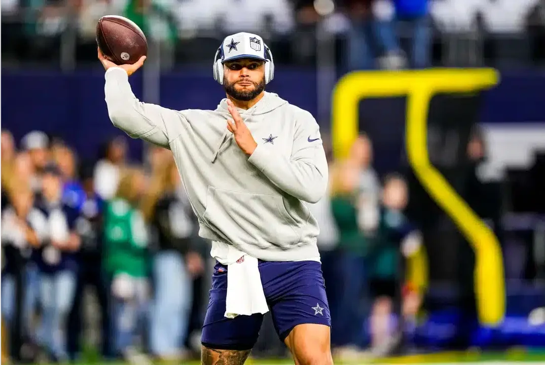 DAK PRESCOTT, MARISCAL DE CAMPO DE LOS COWBOYS, DURANTE UN CALENTAMIENTO