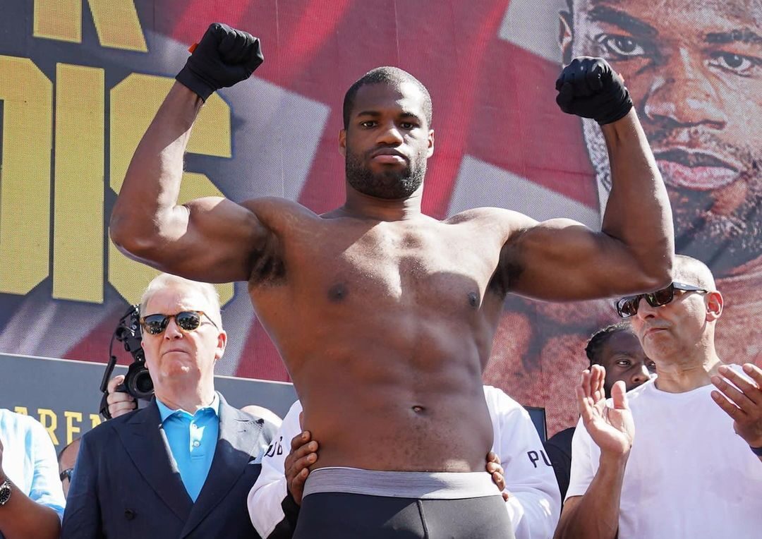 DANIEL DUBOIS DURANTE UNA CEREMONIA DE PESAJE