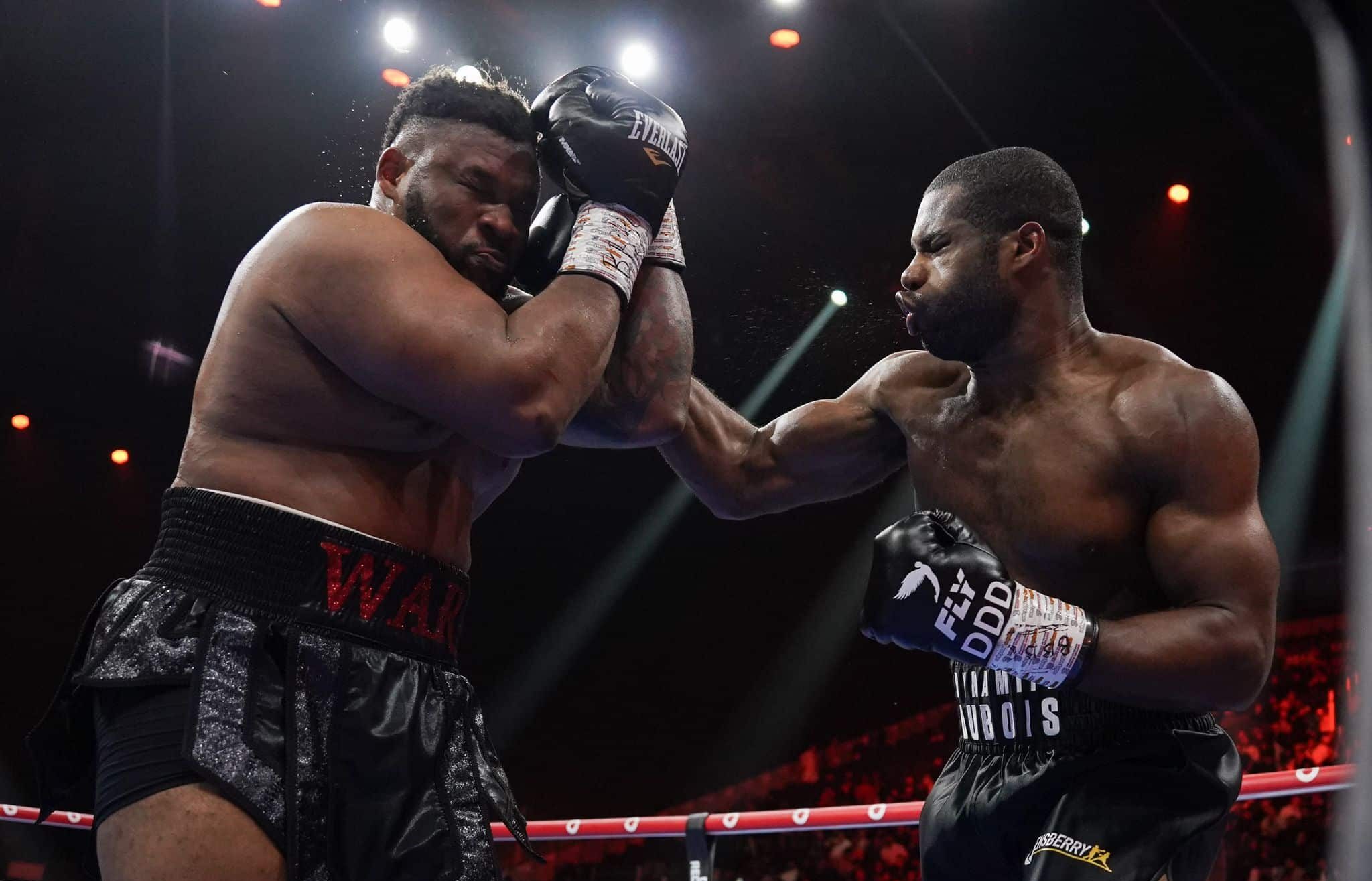 DANIEL DUBOIS CONECTA UN GOLPE SOBRE JARRELL MILLER