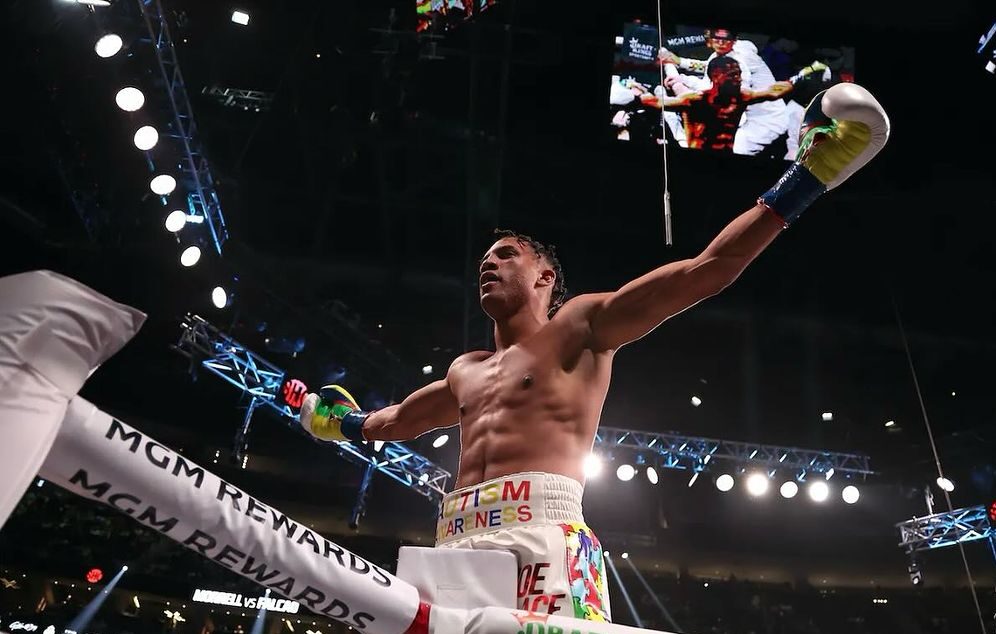 DAVID MORRELL CELEBRA EL TRIUNFO ANTE SENA AGBEKO