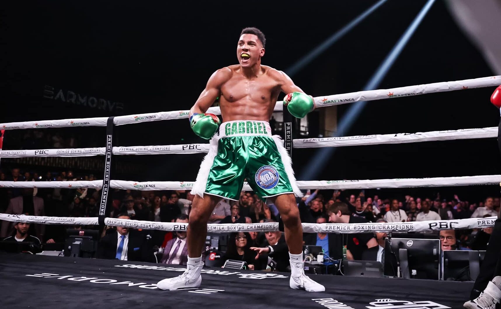 DAVID MORRELL FESTEJA EL TRIUNFO SOBRE SENA AGBEKO