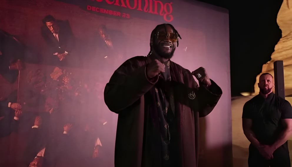 DEONTAY WILDER POSA PARA LA FOTO TRAS SU LLEGADA AL EVENTO