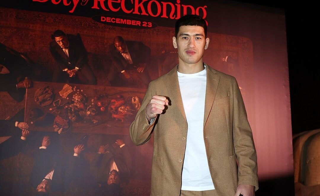DMITRY BIVOL POSA PARA LA FOTO EN LA LLEGADA A RIYADH