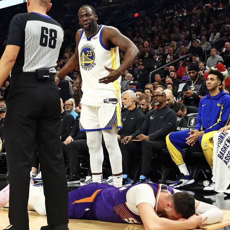 FOTOGRAFÍA DE DRAYMOND GREEN LUEGO DE GOLPEAR A NURKIC, QUIEN ESTÁ TIRADO EN LA DUELA