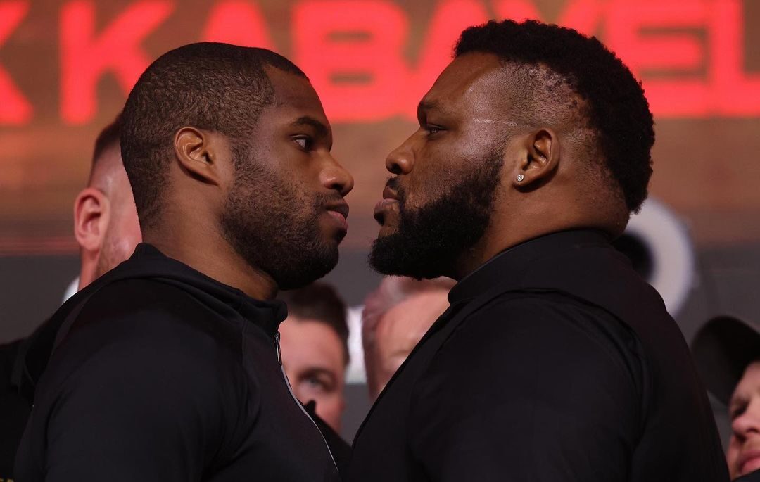 DANIEL DUBOIS A LA IZQUIERDA, Y JARRELL MILLER A LA DERECHA, CARA A CARA TRAS LA CONFERENCIA DE PRENSA