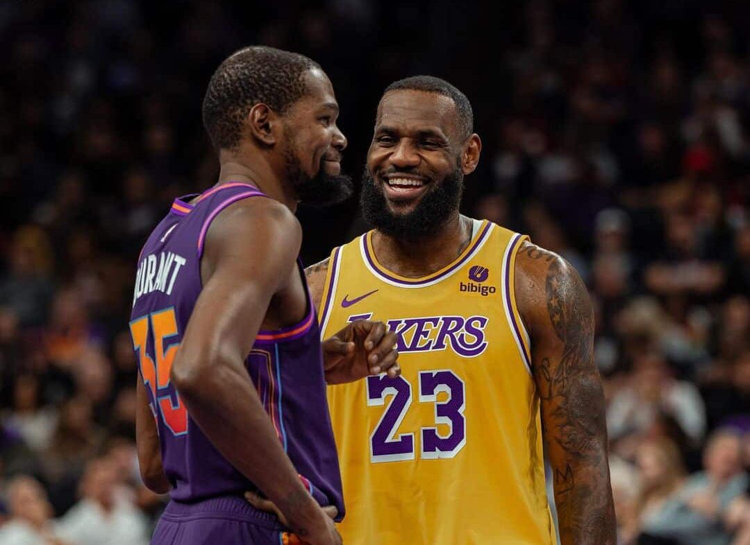 KEVIN DURANT DE LOS SUNS Y LEBRON JAMES DE LOS LAKERS, SONRÍEN DURANTE UN PARTIDO