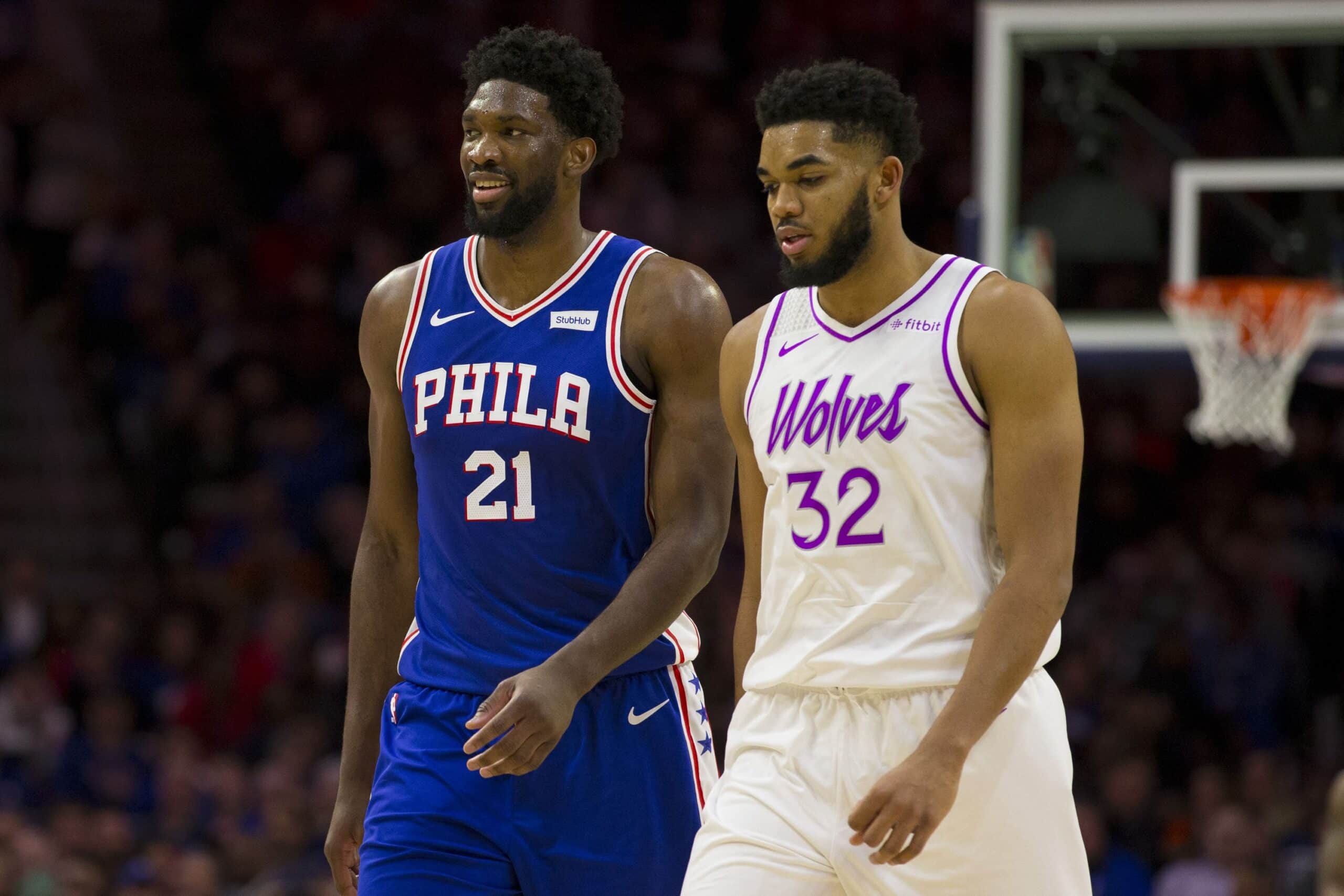 JOEL EMBIID DE SIXERS A LA IZQUIERDA Y KARL ANTHONY-TOWNS DE LOS T-WOLVES A LA DERECHA