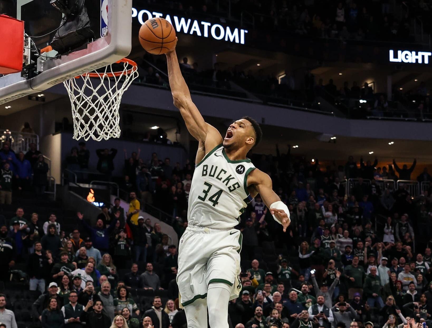 GIANNIS ANTETOKOUNMPO HACE UNA CLAVADA ANTE LOS PACERS