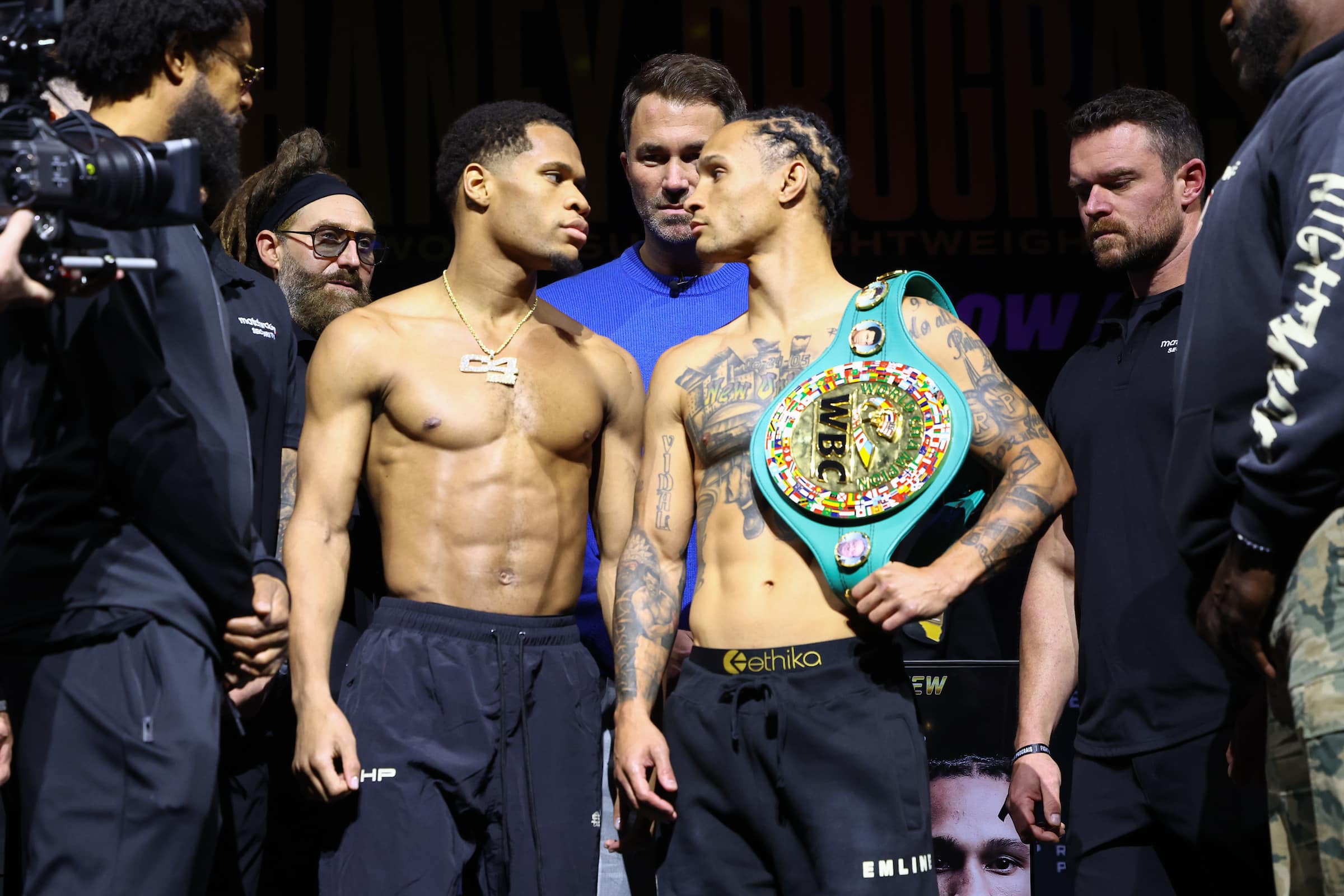DEVINHANEY A LA IZQUIERDA Y REGIS PROGRAIS A LA DERECHA CARA A CARA TRAS EL PESAJE