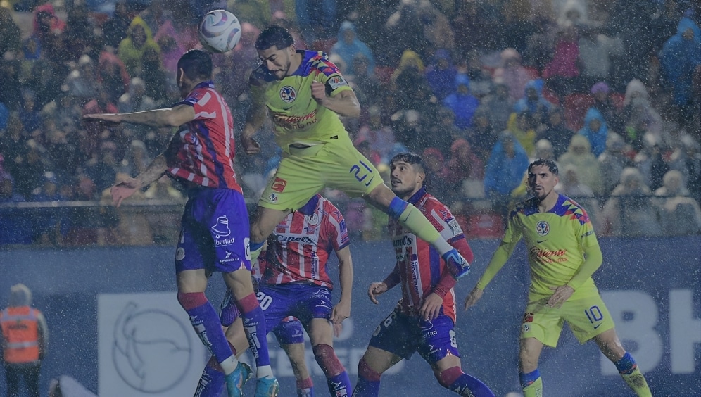 HENRY MARTÍN DEL AMÉRICA INTENTA UN GOL ANTE LA DEFENSIVA DEL SAN LUIS