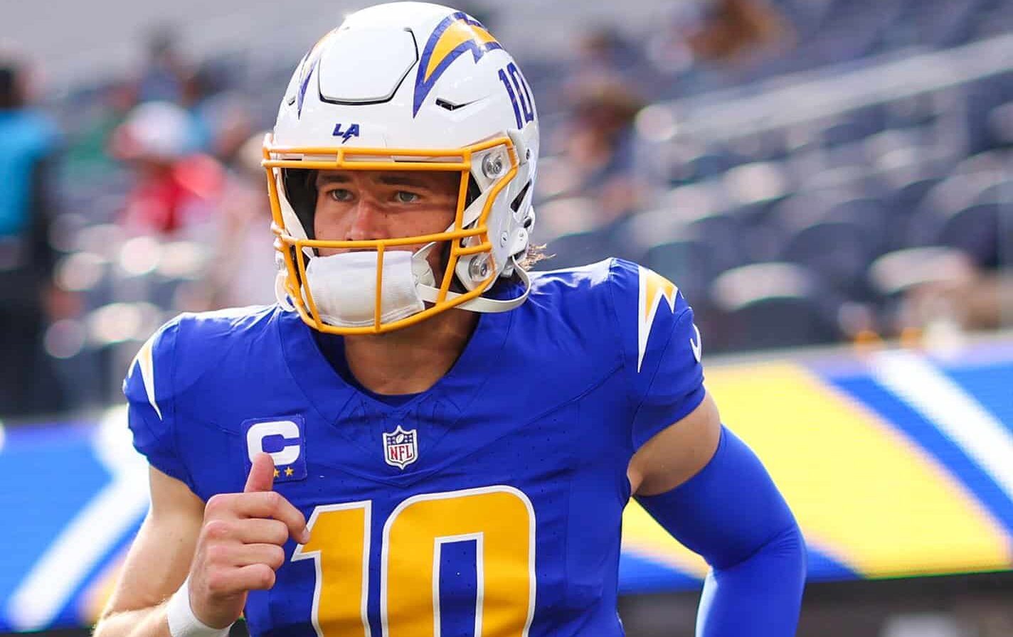 JUSTIN HERBERT ENTRA AL CAMPO ANTES DE UN JUEGO DE LA NFL CON LOS CHARGERS