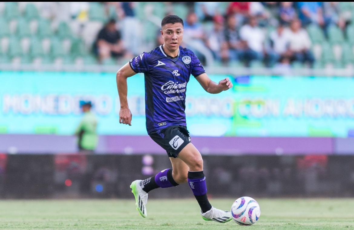 ANDRÉS MONTAÑO CONDUCE EL BALÓN