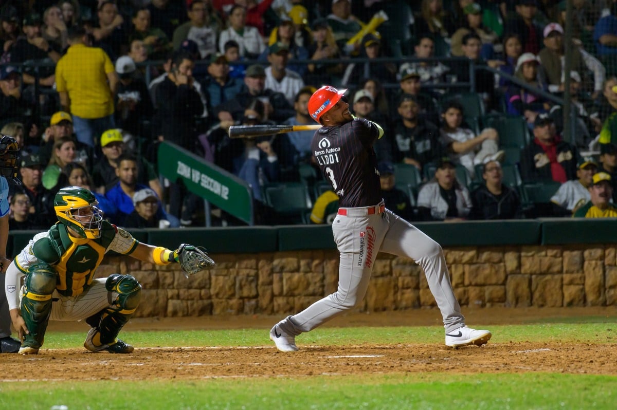 ALEX LIDDI PEGANDO EL BATAZO DEL TRIUNFO PARA LOS VENADOS